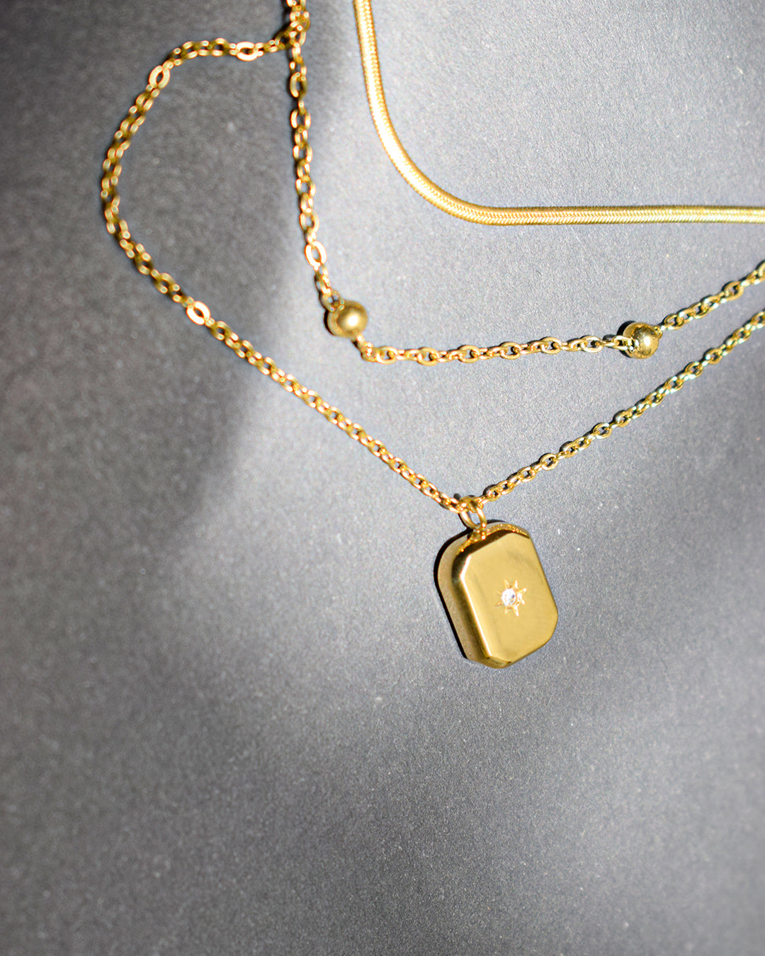 Gold-Tone Layered Necklace with Geometric Pendant – Imitation Jewelry