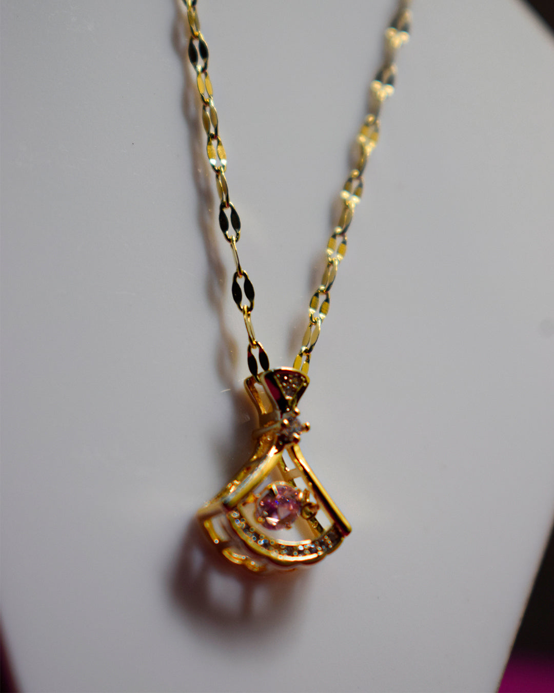 Elegant Gold-Tone Pendant Necklace with Pink Crystal – Imitation Jewelry