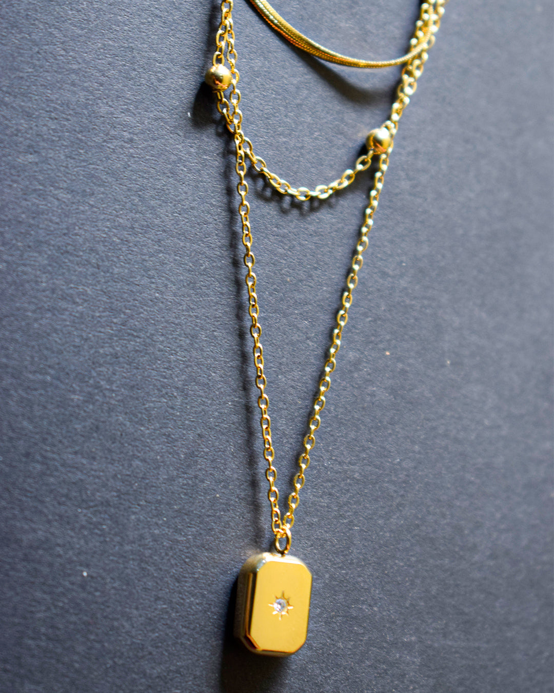 Gold-Tone Layered Necklace with Geometric Pendant – Imitation Jewelry