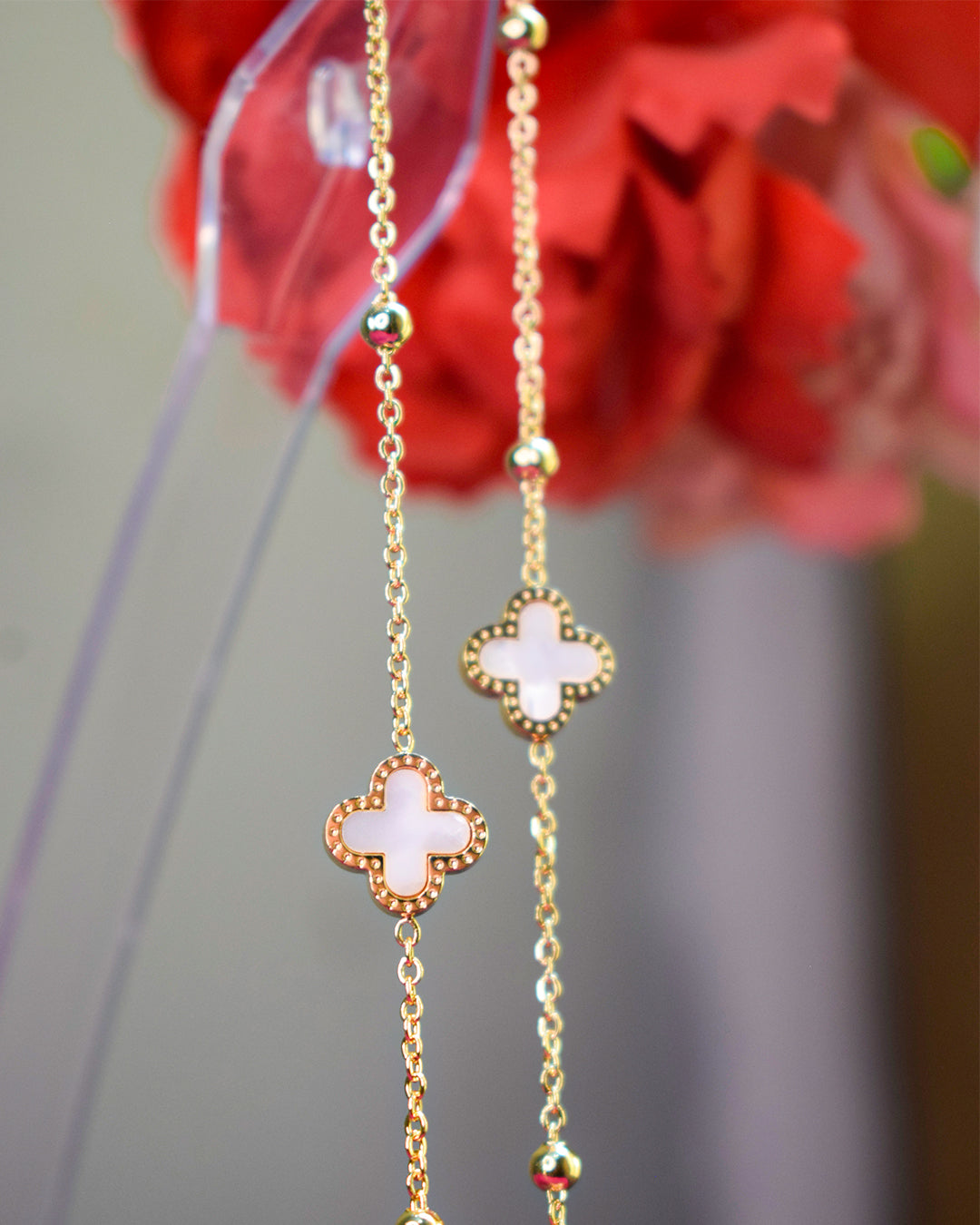 Elegant Gold-Tone Clover Link Bracelet – Imitation Jewelry